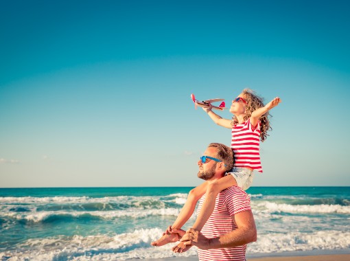Otec s dcerou na pláži