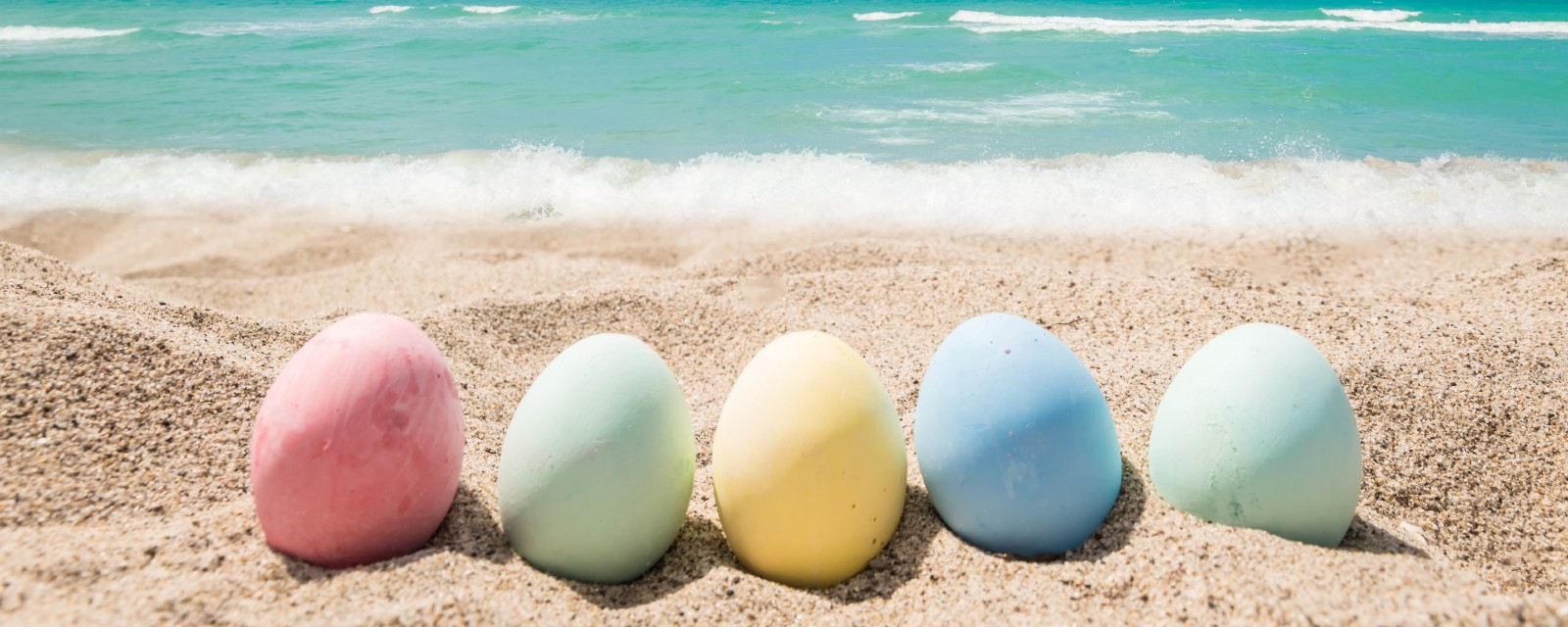 Velikonoční vajíčka na pláži